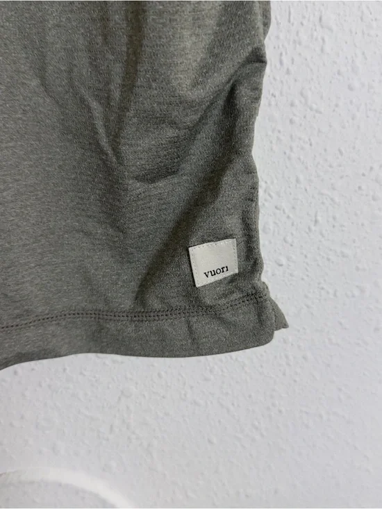 Vuori Heathered green tradewind tee pocket performance shirt - Picture 3 of 4